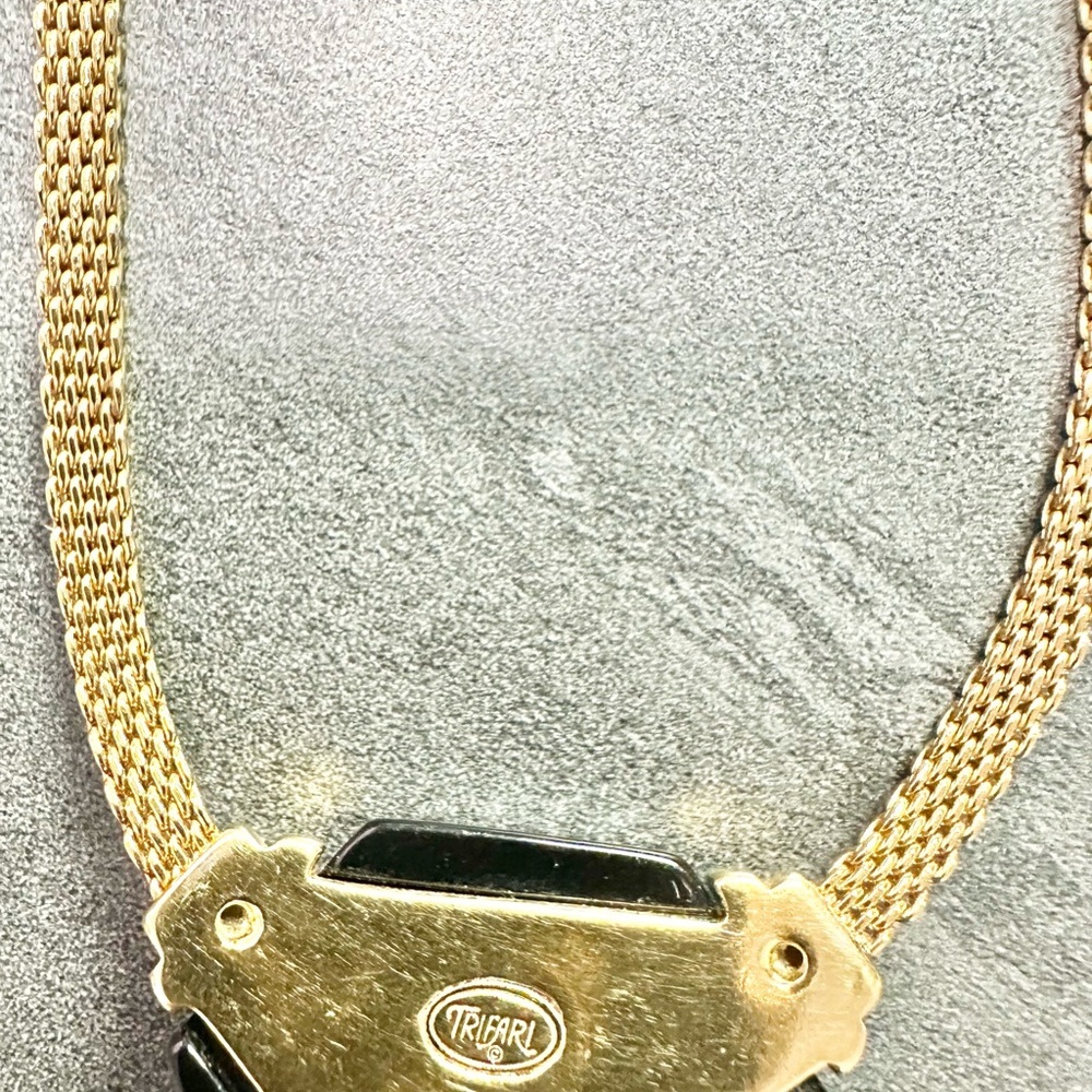 Vintage Crown Trifari Gold Tone Mesh With A Black Acrylic Pendant Necklace - Picture 5 of 7